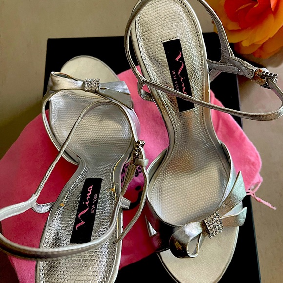 Nina Giammi Silver Metallic Wedding, Prom, Holiday Shoes. Size 8. - Picture 2 of 9